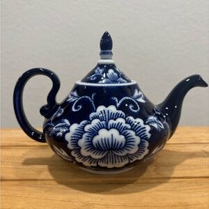 Vintage Bombay Chinoiserie Deep Blue and White Teapot Great Cond. Made In China